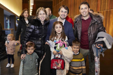 El espectáculo 'Cantajuego-Superéxitos' llenó Baluarte el pasado domingo 22 de diciembre para deleite de los más pequeños. El grupo EnCanto realizó una puesta en escena que combinaba la música, el baile y el canto junto a personajes como Coco, Pepe y Buby, entre otros. Una cita en la que, sin duda, todos disfrutaron en familia de un viaje divertido y emocionante.