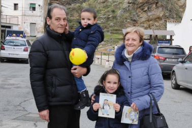 La mañana del domingo 22 de diciembre los falcesinos visitaron, un año más, la cueva que Olentzero tiene en la Cuesta de la Cabrería. Todos, mayores y pequeños, pudieron disfrutar de un día prenavideño especial en el que no faltaron las actividades infantiles, un suculento almuerzo y una chocolatada popular.