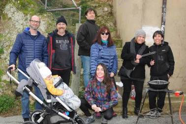 La mañana del domingo 22 de diciembre los falcesinos visitaron, un año más, la cueva que Olentzero tiene en la Cuesta de la Cabrería. Todos, mayores y pequeños, pudieron disfrutar de un día prenavideño especial en el que no faltaron las actividades infantiles, un suculento almuerzo y una chocolatada popular.