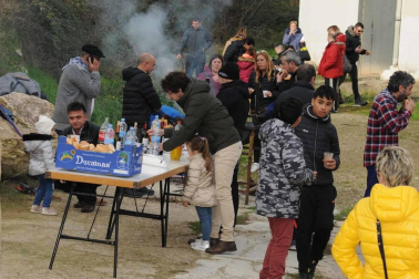 La mañana del domingo 22 de diciembre los falcesinos visitaron, un año más, la cueva que Olentzero tiene en la Cuesta de la Cabrería. Todos, mayores y pequeños, pudieron disfrutar de un día prenavideño especial en el que no faltaron las actividades infantiles, un suculento almuerzo y una chocolatada popular.