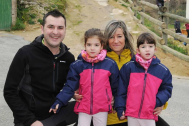 La mañana del domingo 22 de diciembre los falcesinos visitaron, un año más, la cueva que Olentzero tiene en la Cuesta de la Cabrería. Todos, mayores y pequeños, pudieron disfrutar de un día prenavideño especial en el que no faltaron las actividades infantiles, un suculento almuerzo y una chocolatada popular.