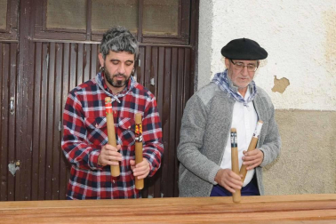 La mañana del domingo 22 de diciembre los falcesinos visitaron, un año más, la cueva que Olentzero tiene en la Cuesta de la Cabrería. Todos, mayores y pequeños, pudieron disfrutar de un día prenavideño especial en el que no faltaron las actividades infantiles, un suculento almuerzo y una chocolatada popular.