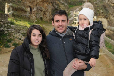 La mañana del domingo 22 de diciembre los falcesinos visitaron, un año más, la cueva que Olentzero tiene en la Cuesta de la Cabrería. Todos, mayores y pequeños, pudieron disfrutar de un día prenavideño especial en el que no faltaron las actividades infantiles, un suculento almuerzo y una chocolatada popular.