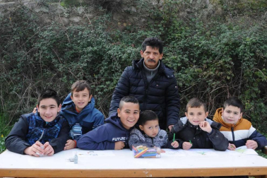 La mañana del domingo 22 de diciembre los falcesinos visitaron, un año más, la cueva que Olentzero tiene en la Cuesta de la Cabrería. Todos, mayores y pequeños, pudieron disfrutar de un día prenavideño especial en el que no faltaron las actividades infantiles, un suculento almuerzo y una chocolatada popular.