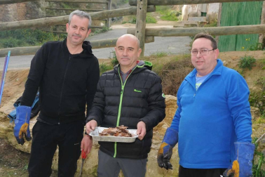 La mañana del domingo 22 de diciembre los falcesinos visitaron, un año más, la cueva que Olentzero tiene en la Cuesta de la Cabrería. Todos, mayores y pequeños, pudieron disfrutar de un día prenavideño especial en el que no faltaron las actividades infantiles, un suculento almuerzo y una chocolatada popular.