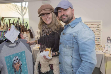 El colectivo A-MANO, que reúne a más de 100 personas que trabajan la artesanía, el diseño, la creación y el arte, celebró el pasado fin de semana en Burlada la feria navideña Baifest con el objetivo de dar a conocer su trabajo. La cita reunió a visitantes de todas las edades, que apreciaron cada una de las piezas que se exhibían.