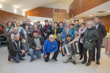 El colectivo A-MANO, que reúne a más de 100 personas que trabajan la artesanía, el diseño, la creación y el arte, celebró el pasado fin de semana en Burlada la feria navideña Baifest con el objetivo de dar a conocer su trabajo. La cita reunió a visitantes de todas las edades, que apreciaron cada una de las piezas que se exhibían.