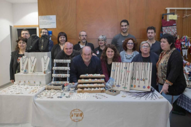 El colectivo A-MANO, que reúne a más de 100 personas que trabajan la artesanía, el diseño, la creación y el arte, celebró el pasado fin de semana en Burlada la feria navideña Baifest con el objetivo de dar a conocer su trabajo. La cita reunió a visitantes de todas las edades, que apreciaron cada una de las piezas que se exhibían.
