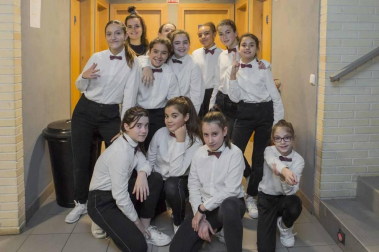 El colectivo A-MANO, que reúne a más de 100 personas que trabajan la artesanía, el diseño, la creación y el arte, celebró el pasado fin de semana en Burlada la feria navideña Baifest con el objetivo de dar a conocer su trabajo. La cita reunió a visitantes de todas las edades, que apreciaron cada una de las piezas que se exhibían.