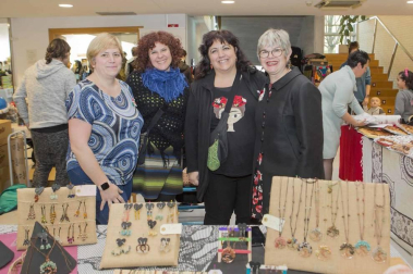 El colectivo A-MANO, que reúne a más de 100 personas que trabajan la artesanía, el diseño, la creación y el arte, celebró el pasado fin de semana en Burlada la feria navideña Baifest con el objetivo de dar a conocer su trabajo. La cita reunió a visitantes de todas las edades, que apreciaron cada una de las piezas que se exhibían.