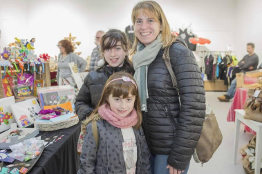El colectivo A-MANO, que reúne a más de 100 personas que trabajan la artesanía, el diseño, la creación y el arte, celebró el pasado fin de semana en Burlada la feria navideña Baifest con el objetivo de dar a conocer su trabajo. La cita reunió a visitantes de todas las edades, que apreciaron cada una de las piezas que se exhibían.