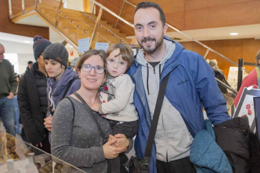 El colectivo A-MANO, que reúne a más de 100 personas que trabajan la artesanía, el diseño, la creación y el arte, celebró el pasado fin de semana en Burlada la feria navideña Baifest con el objetivo de dar a conocer su trabajo. La cita reunió a visitantes de todas las edades, que apreciaron cada una de las piezas que se exhibían.