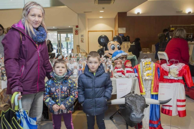 El colectivo A-MANO, que reúne a más de 100 personas que trabajan la artesanía, el diseño, la creación y el arte, celebró el pasado fin de semana en Burlada la feria navideña Baifest con el objetivo de dar a conocer su trabajo. La cita reunió a visitantes de todas las edades, que apreciaron cada una de las piezas que se exhibían.