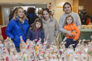 El colectivo A-MANO, que reúne a más de 100 personas que trabajan la artesanía, el diseño, la creación y el arte, celebró el pasado fin de semana en Burlada la feria navideña Baifest con el objetivo de dar a conocer su trabajo. La cita reunió a visitantes de todas las edades, que apreciaron cada una de las piezas que se exhibían.