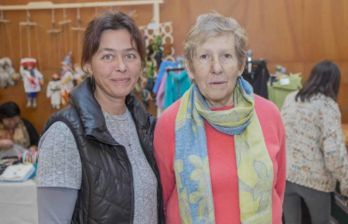 El colectivo A-MANO, que reúne a más de 100 personas que trabajan la artesanía, el diseño, la creación y el arte, celebró el pasado fin de semana en Burlada la feria navideña Baifest con el objetivo de dar a conocer su trabajo. La cita reunió a visitantes de todas las edades, que apreciaron cada una de las piezas que se exhibían.