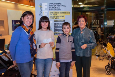 El pasado viernes 20 de diciembre la histórica sede de Diario de Navarra abrió sus puertas para celebrar la Fiesta del Suscriptor 2019. Fue una tarde diseñada para que todos, grandes y pequeños, disfrutaran con infinidad de actividades, entre pintacaras, papiroflexia, clases de cocina para niños, monólogos y hasta una sesión de magia.