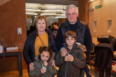 El pasado viernes 20 de diciembre la histórica sede de Diario de Navarra abrió sus puertas para celebrar la Fiesta del Suscriptor 2019. Fue una tarde diseñada para que todos, grandes y pequeños, disfrutaran con infinidad de actividades, entre pintacaras, papiroflexia, clases de cocina para niños, monólogos y hasta una sesión de magia.