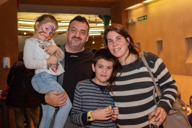 El pasado viernes 20 de diciembre la histórica sede de Diario de Navarra abrió sus puertas para celebrar la Fiesta del Suscriptor 2019. Fue una tarde diseñada para que todos, grandes y pequeños, disfrutaran con infinidad de actividades, entre pintacaras, papiroflexia, clases de cocina para niños, monólogos y hasta una sesión de magia.