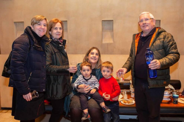 El pasado viernes 20 de diciembre la histórica sede de Diario de Navarra abrió sus puertas para celebrar la Fiesta del Suscriptor 2019. Fue una tarde diseñada para que todos, grandes y pequeños, disfrutaran con infinidad de actividades, entre pintacaras, papiroflexia, clases de cocina para niños, monólogos y hasta una sesión de magia.