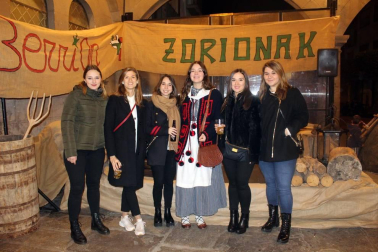 Como cada 24 de diciembre, Olentzero llegó a Sangüesa. Nadie quiso perderse la visita del carbonero en la que es una de las noches más mágicas de la Navidad. Chocolatada, castañas, los zanpantzar... Nada faltó para el disfrute de todos los sangüesinos.