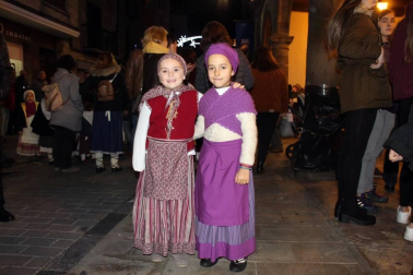 Como cada 24 de diciembre, Olentzero llegó a Sangüesa. Nadie quiso perderse la visita del carbonero en la que es una de las noches más mágicas de la Navidad. Chocolatada, castañas, los zanpantzar... Nada faltó para el disfrute de todos los sangüesinos.