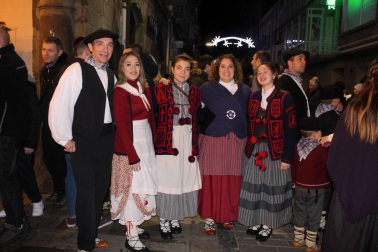 Como cada 24 de diciembre, Olentzero llegó a Sangüesa. Nadie quiso perderse la visita del carbonero en la que es una de las noches más mágicas de la Navidad. Chocolatada, castañas, los zanpantzar... Nada faltó para el disfrute de todos los sangüesinos.
