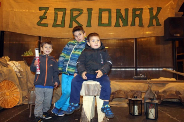 Como cada 24 de diciembre, Olentzero llegó a Sangüesa. Nadie quiso perderse la visita del carbonero en la que es una de las noches más mágicas de la Navidad. Chocolatada, castañas, los zanpantzar... Nada faltó para el disfrute de todos los sangüesinos.