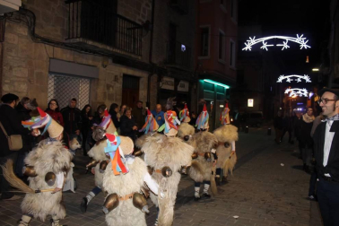 Como cada 24 de diciembre, Olentzero llegó a Sangüesa. Nadie quiso perderse la visita del carbonero en la que es una de las noches más mágicas de la Navidad. Chocolatada, castañas, los zanpantzar... Nada faltó para el disfrute de todos los sangüesinos.