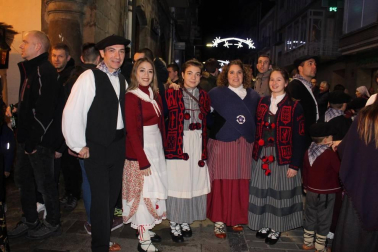 Como cada 24 de diciembre, Olentzero llegó a Sangüesa. Nadie quiso perderse la visita del carbonero en la que es una de las noches más mágicas de la Navidad. Chocolatada, castañas, los zanpantzar... Nada faltó para el disfrute de todos los sangüesinos.