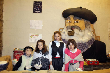 Como cada 24 de diciembre, Olentzero llegó a Sangüesa. Nadie quiso perderse la visita del carbonero en la que es una de las noches más mágicas de la Navidad. Chocolatada, castañas, los zanpantzar... Nada faltó para el disfrute de todos los sangüesinos.