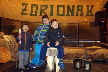 Como cada 24 de diciembre, Olentzero llegó a Sangüesa. Nadie quiso perderse la visita del carbonero en la que es una de las noches más mágicas de la Navidad. Chocolatada, castañas, los zanpantzar... Nada faltó para el disfrute de todos los sangüesinos.