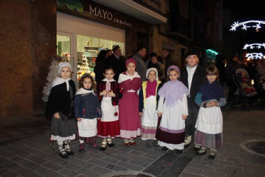 Como cada 24 de diciembre, Olentzero llegó a Sangüesa. Nadie quiso perderse la visita del carbonero en la que es una de las noches más mágicas de la Navidad. Chocolatada, castañas, los zanpantzar... Nada faltó para el disfrute de todos los sangüesinos.