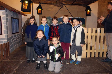 Como cada 24 de diciembre, Olentzero llegó a Sangüesa. Nadie quiso perderse la visita del carbonero en la que es una de las noches más mágicas de la Navidad. Chocolatada, castañas, los zanpantzar... Nada faltó para el disfrute de todos los sangüesinos.