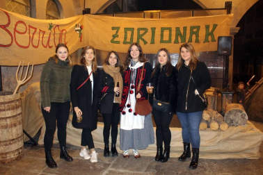 Como cada 24 de diciembre, Olentzero llegó a Sangüesa. Nadie quiso perderse la visita del carbonero en la que es una de las noches más mágicas de la Navidad. Chocolatada, castañas, los zanpantzar... Nada faltó para el disfrute de todos los sangüesinos.