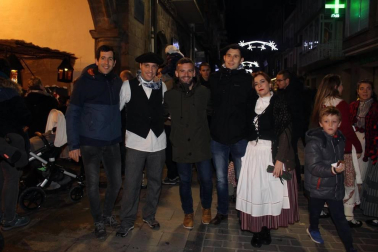 Como cada 24 de diciembre, Olentzero llegó a Sangüesa. Nadie quiso perderse la visita del carbonero en la que es una de las noches más mágicas de la Navidad. Chocolatada, castañas, los zanpantzar... Nada faltó para el disfrute de todos los sangüesinos.