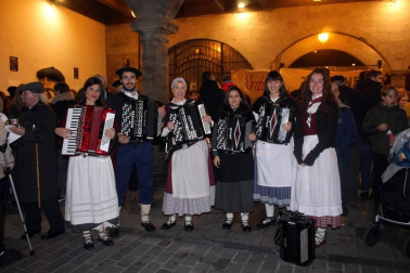 Como cada 24 de diciembre, Olentzero llegó a Sangüesa. Nadie quiso perderse la visita del carbonero en la que es una de las noches más mágicas de la Navidad. Chocolatada, castañas, los zanpantzar... Nada faltó para el disfrute de todos los sangüesinos.