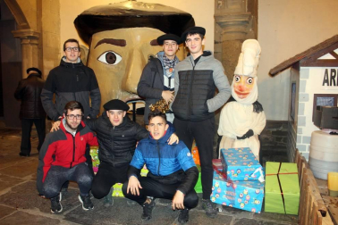 Como cada 24 de diciembre, Olentzero llegó a Sangüesa. Nadie quiso perderse la visita del carbonero en la que es una de las noches más mágicas de la Navidad. Chocolatada, castañas, los zanpantzar... Nada faltó para el disfrute de todos los sangüesinos.