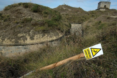 Las pintadas se solapan desde hace años en sus muros exteriores. El estado de dejadez es “absoluto”, dicen quienes suben a diario a lo alto de la cima del monte Ezkaba, declarado en noviembre de 2001 Bien de Interés Cultural.