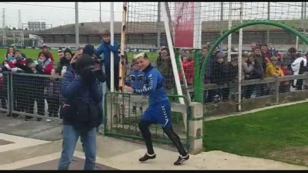 Los niños aclaman al Chimy Ávila en Tajonar