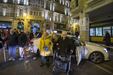 Todas las fotos de la vuelta en taxi de los internos de distintas residencias de Pamplona