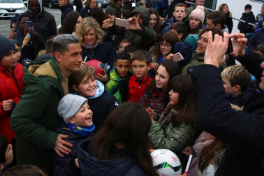 Galería de fotos de la expectación que ha generado el delantero de Osasuna en las instalaciones deportivas de Tajonar.