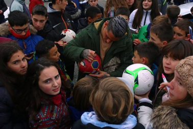 Galería de fotos de la expectación que ha generado el delantero de Osasuna en las instalaciones deportivas de Tajonar.