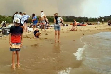 Centenares de incendios arden en la última jornada del 2019 en Australia