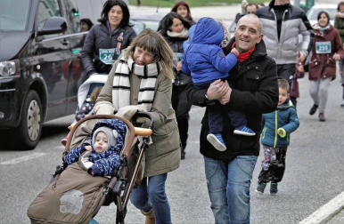 Disfraces, colorido y carreras para despedir el año en el barrio pamplonés.