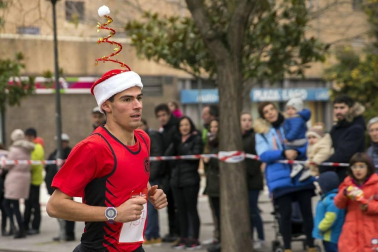 Colorido y disfraces para despedir a la carrera el año en la localidad de Barañáin.