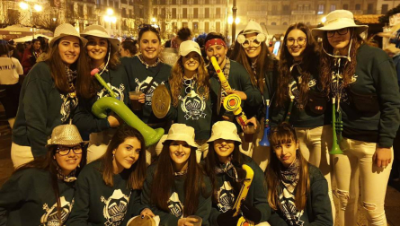 Disfraces y ambiente festivo para recibir el Año Nuevo 2020 en la Plaza del Castillo de Pamplona.