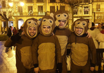 Disfraces y ambiente festivo para recibir el Año Nuevo 2020 en la Plaza del Castillo de Pamplona.