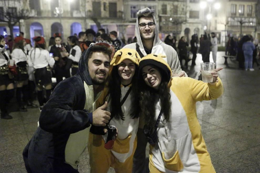 Disfraces y ambiente festivo para recibir el Año Nuevo 2020 en la Plaza del Castillo y Casco Viejo de Pamplona.