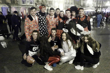 Disfraces y ambiente festivo para recibir el Año Nuevo 2020 en la Plaza del Castillo y Casco Viejo de Pamplona.