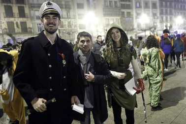 Disfraces y ambiente festivo para recibir el Año Nuevo 2020 en la Plaza del Castillo y Casco Viejo de Pamplona.